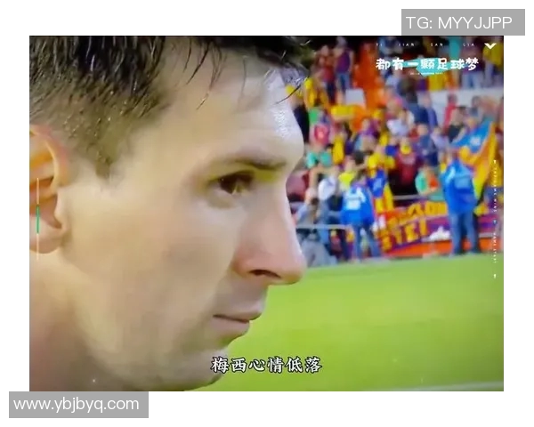 足球明星重返绿茵场参与业余比赛展现真实竞技魅力与球迷互动热情